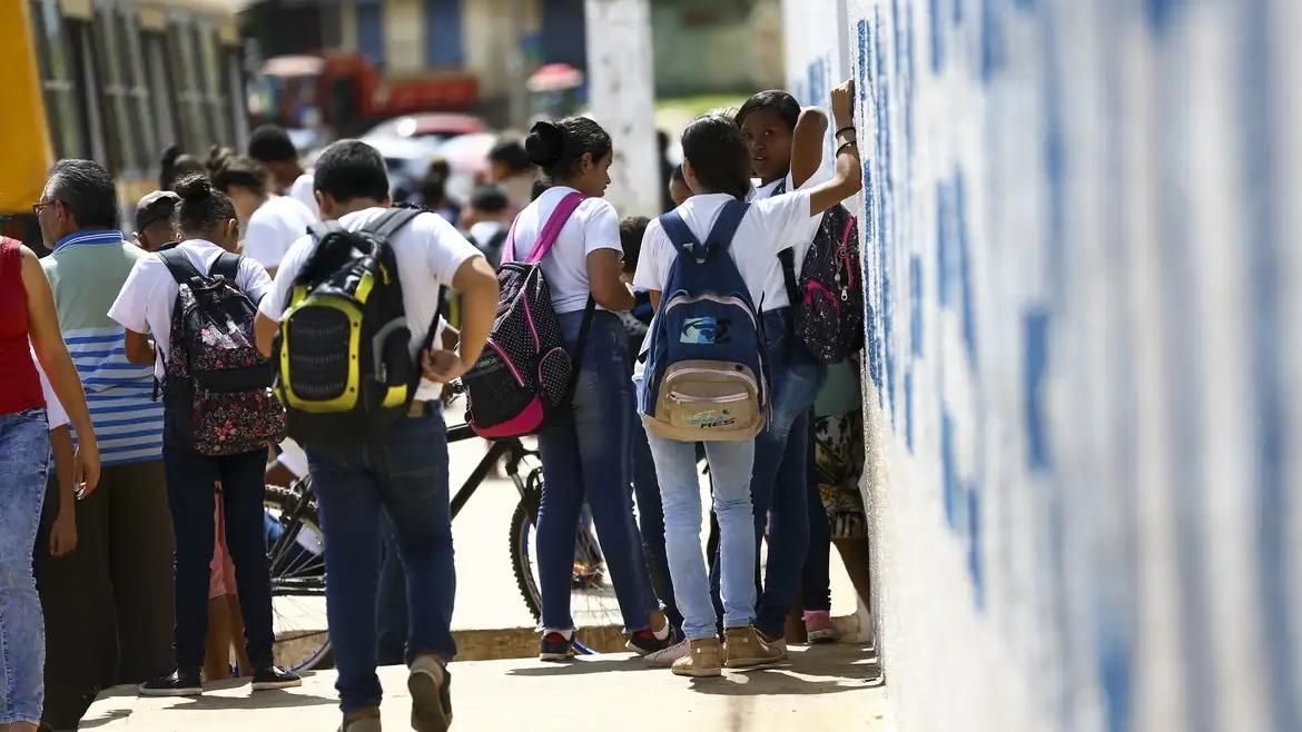 VEJA Brasil tem 3.6 milhões de crianças e jovens fora da escola veja Ret  cta [DB ver resumo Retweatado Placar q Corinthians chega a 3.6 milhões de  fãs no Facebook abr [3