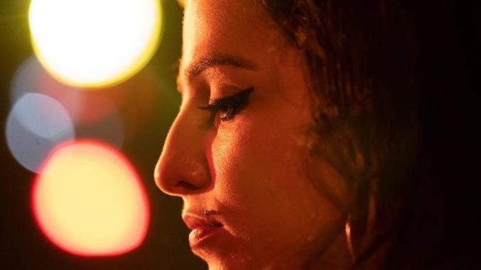 Marisa Abela na pele da cantora Amy Winehouse