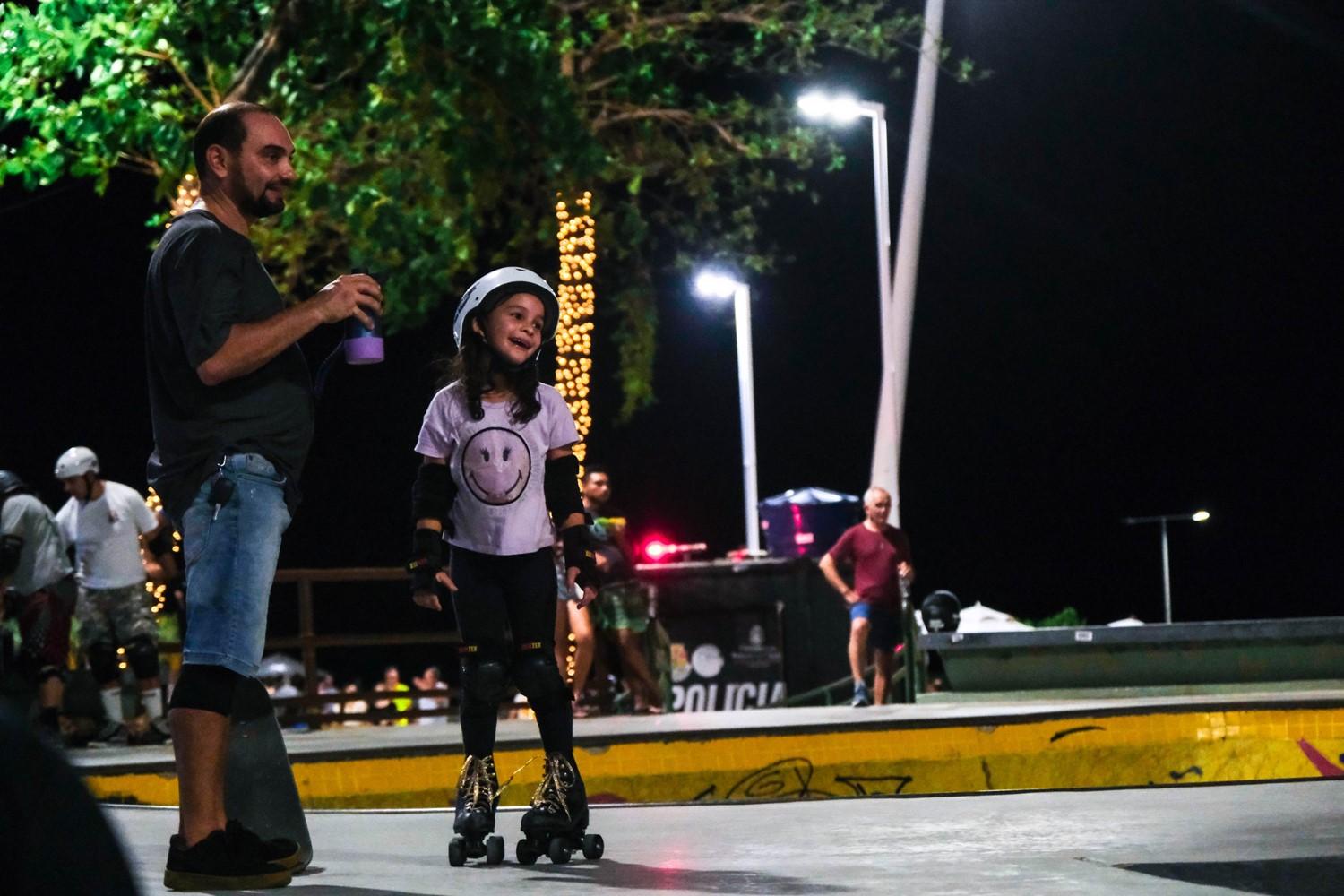 Valentina Passos, 8, frequenta o Skate Park com o pai, Nilton