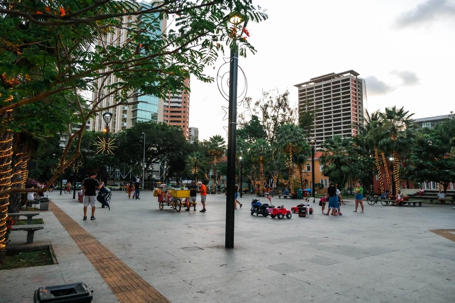 Praça Luiza Távora é opção de passeio ao ar livre na Aldeota