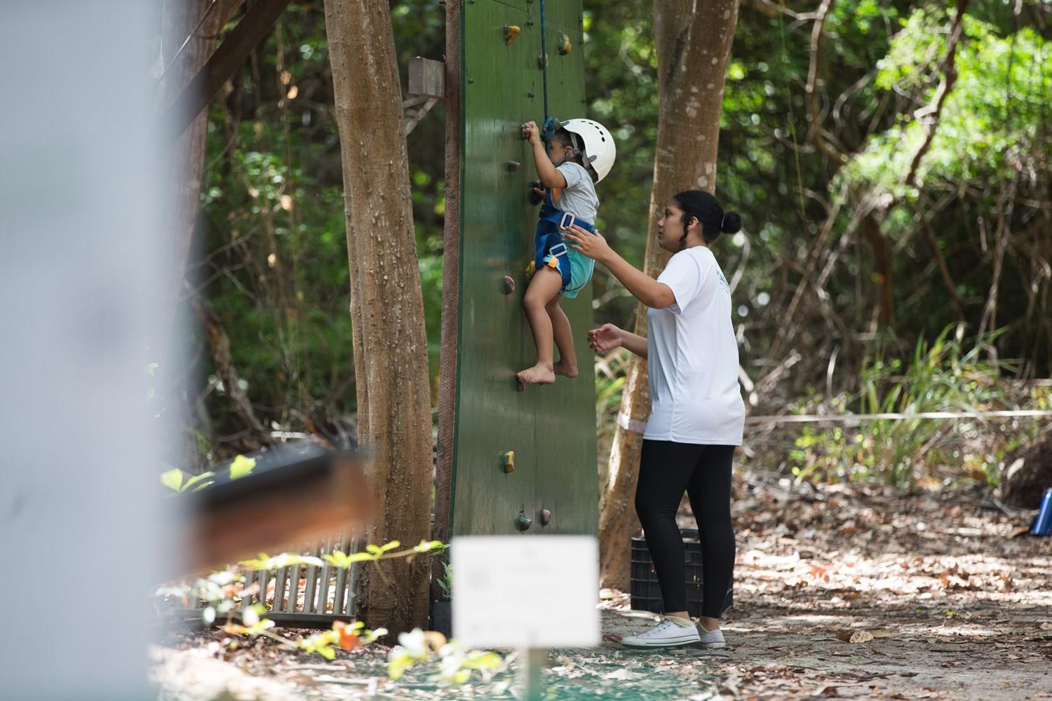 Além do passeio, crianças podem brincar, escalar e jogar em meio à natureza