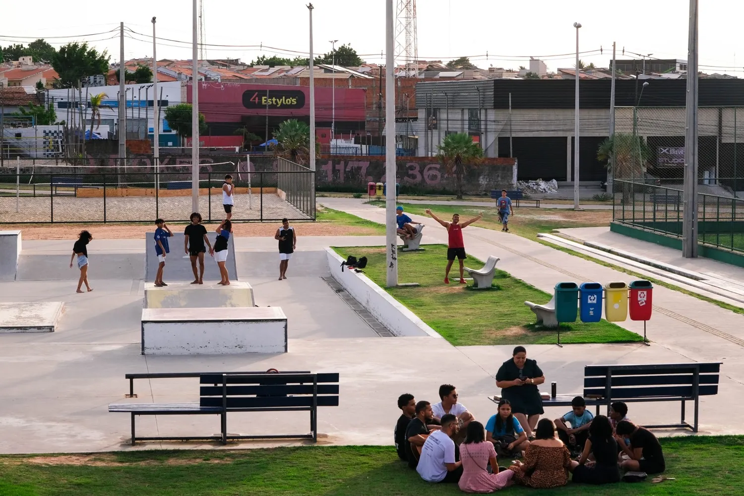 Por ter pouca sombra, movimento no espaço se intensifica no fim da tarde