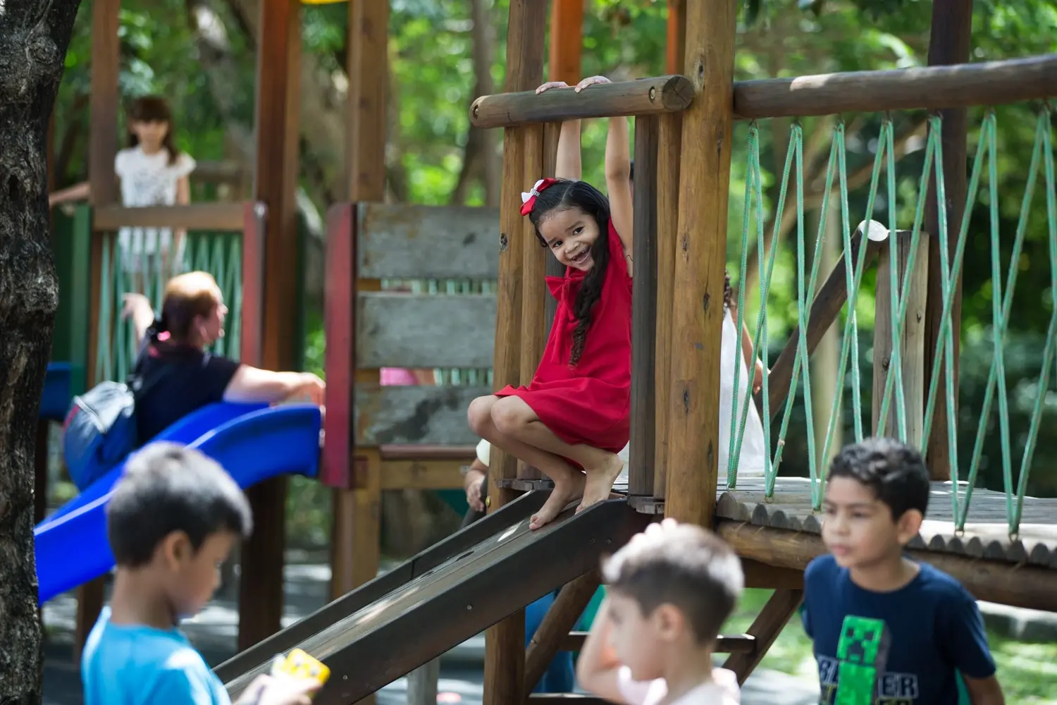No Cocó, crianças se divertem nos parquinhos e em brincadeiras ao ar livre