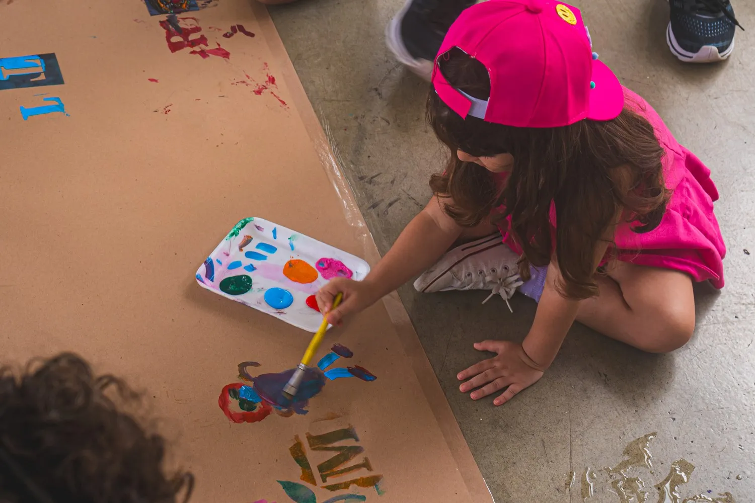 Pintura no papel kraft é uma das atividades para os pequenos do Domingo na Estação