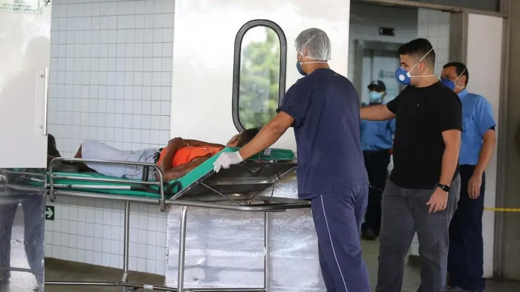 Profissional da saúde transporta paciente em maca no IJF. IJF Fortaleza: quando buscar, quais serviços oferecidos e como ser atendido
