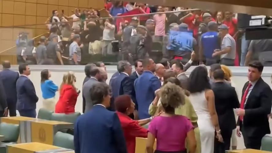 foto reprodução de momento que ocorre confusão em PMs e manifestantes contrários à privatização da Sabesp