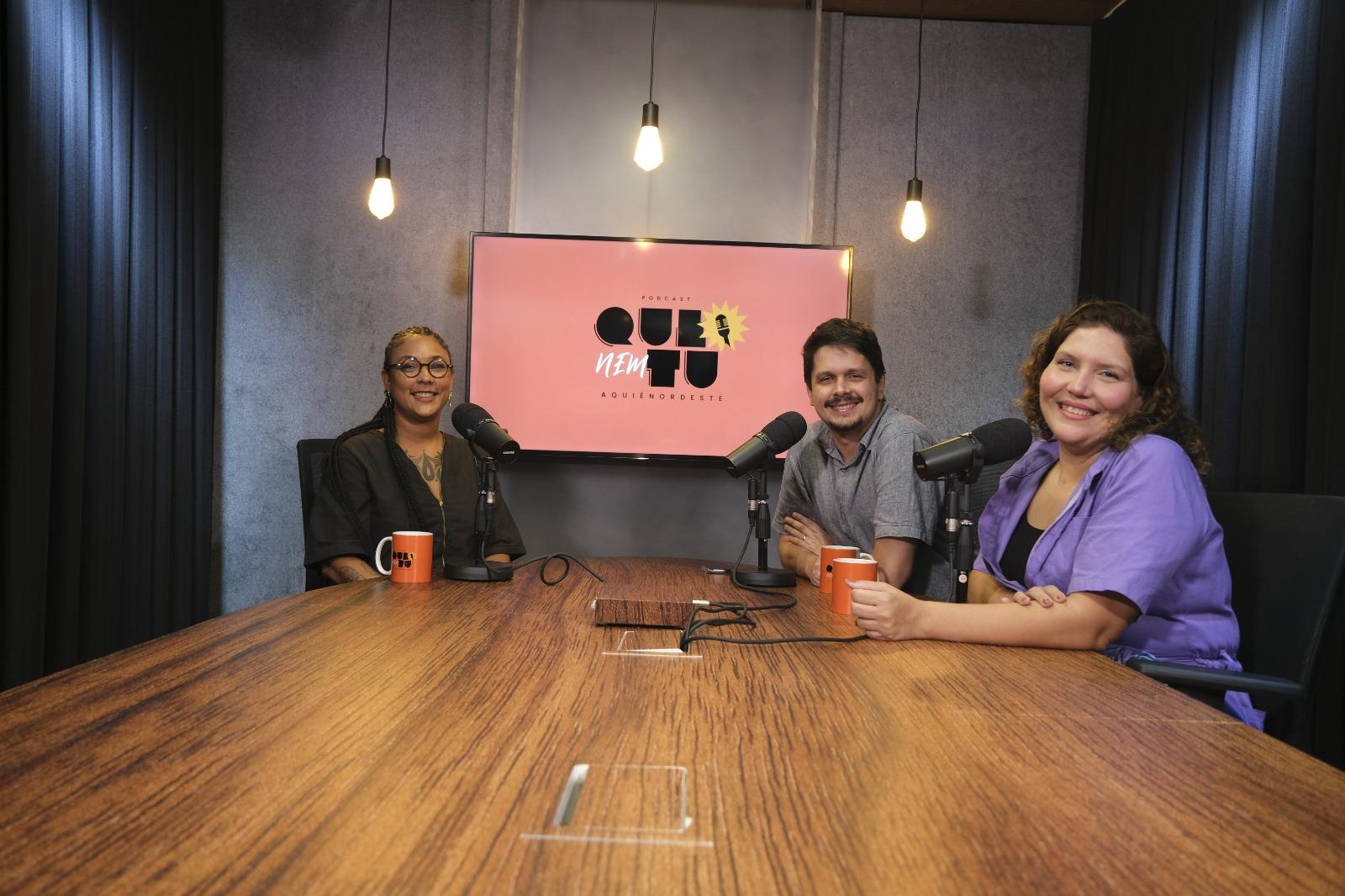 Dinha Ribeiro, Alan Barros e Karine Zaranza no estúdio do Que Nem Tu