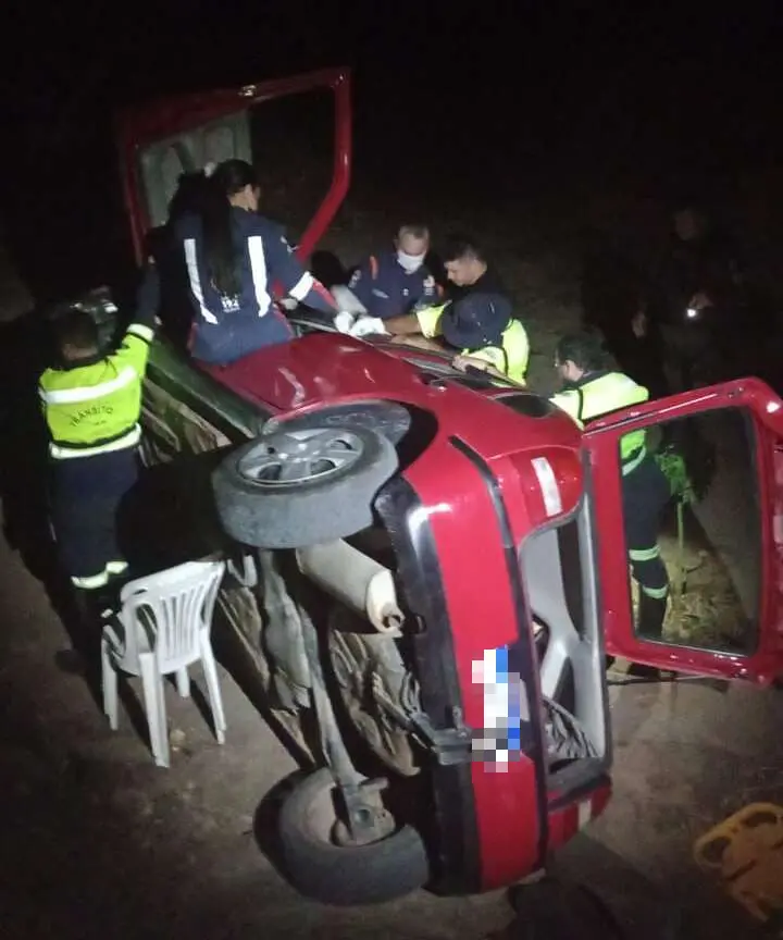 Resgate de idoso dentro de carro que caiu em ribanceira após tentativa de estacionamento