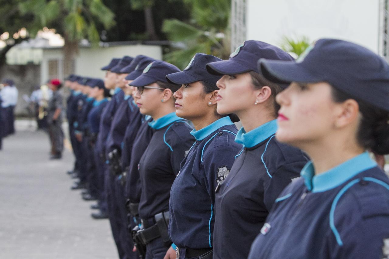 Image mostra fileira de agentes femininas da Polícia Militar do Ceará. Concurso PMCE é suspenso pelo STF devido restrição de vagas para mulheres