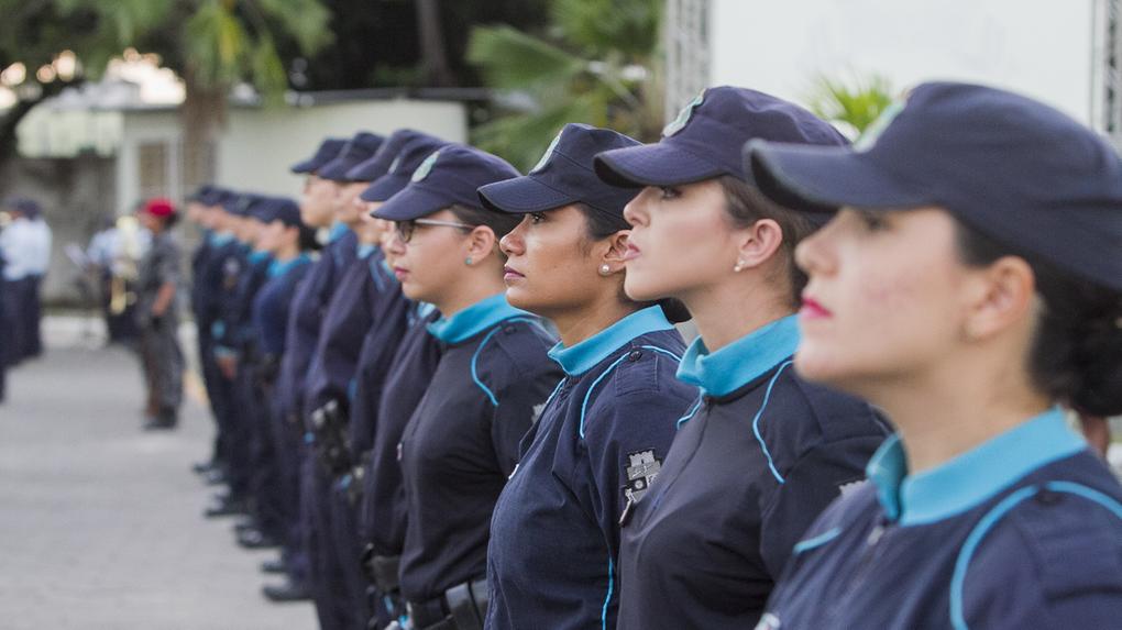 Image mostra fileira de agentes femininas da Polícia Militar do Ceará. Concurso PMCE é suspenso pelo STF devido restrição de vagas para mulheres