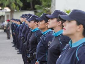 Image mostra fileira de agentes femininas da Polícia Militar do Ceará. Concurso PMCE é suspenso pelo STF devido restrição de vagas para mulheres