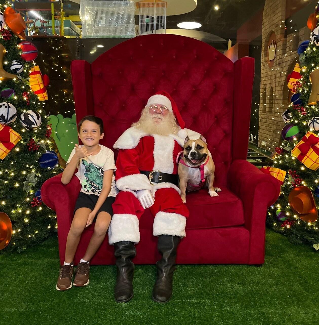 Nos shoppings RioMar, tutores podem posar com o Papai Noel e seus bichinhos de estimação