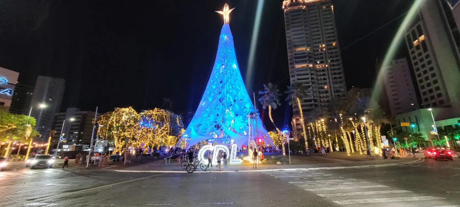 Praça Portugal recebe por mais um ano a tradicional árvore de Natal feita de redes, desta vez com inspiração nas jangadas