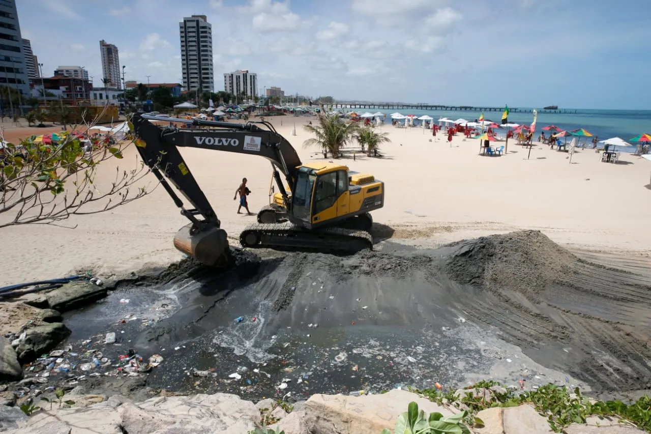 Nesta sexta-feira (8), a areia próxima ao Espigão da rua João Cordeiro apresentava lixo