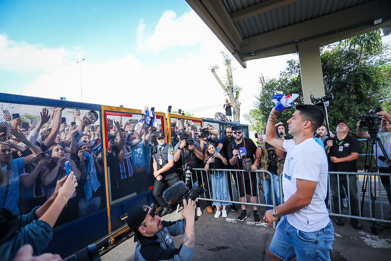 Torcida Do Grêmio Se Despede De Suárez Com Festa No Aeroporto Em Porto ...