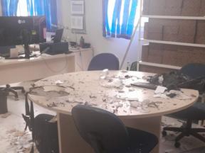 Sala da empresa após a explosão da bomba