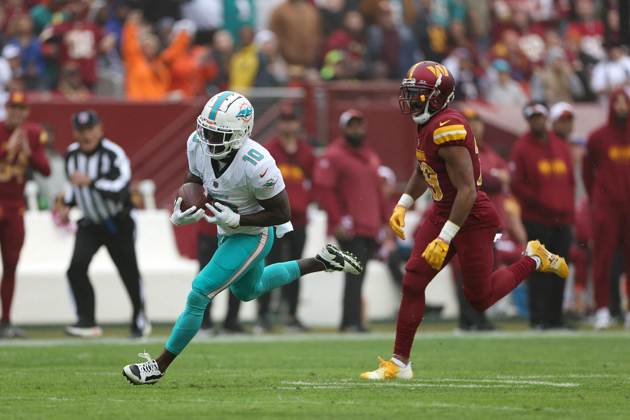 Foto de Tyreek Hill, jogador do Miami Dolphins, durante jogo da NFL