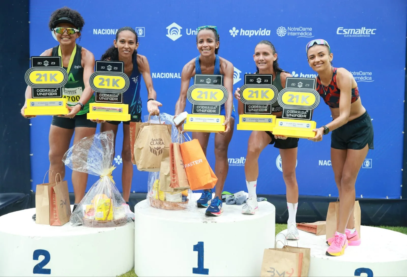 Aline Pru Pru (centro) venceu a prova de 21km na categoria feminina.