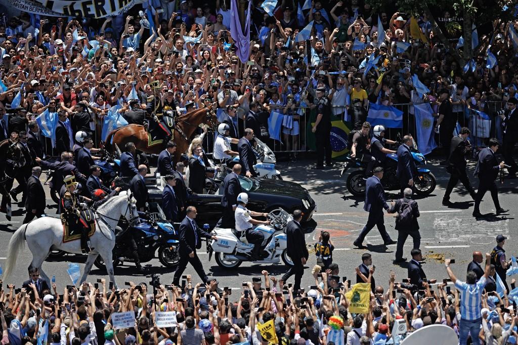 Multidão acompanha posse e presidente Javier Milei na Argentina