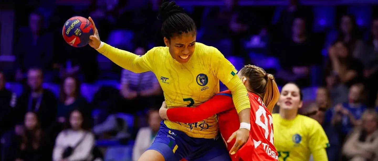 Imagem mostra jogadoras de futebol