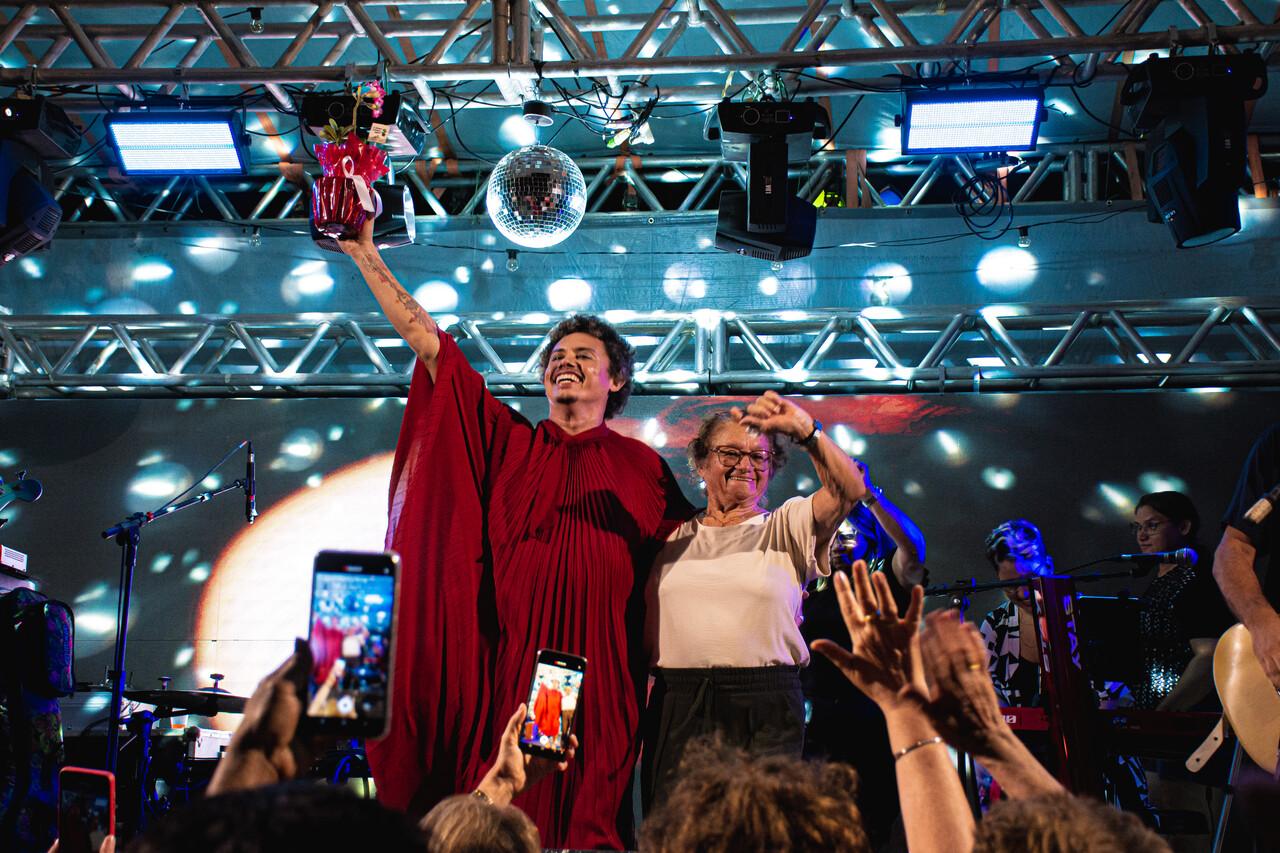 Com minha mãe, no palco da minha cidade para cantar Belchior