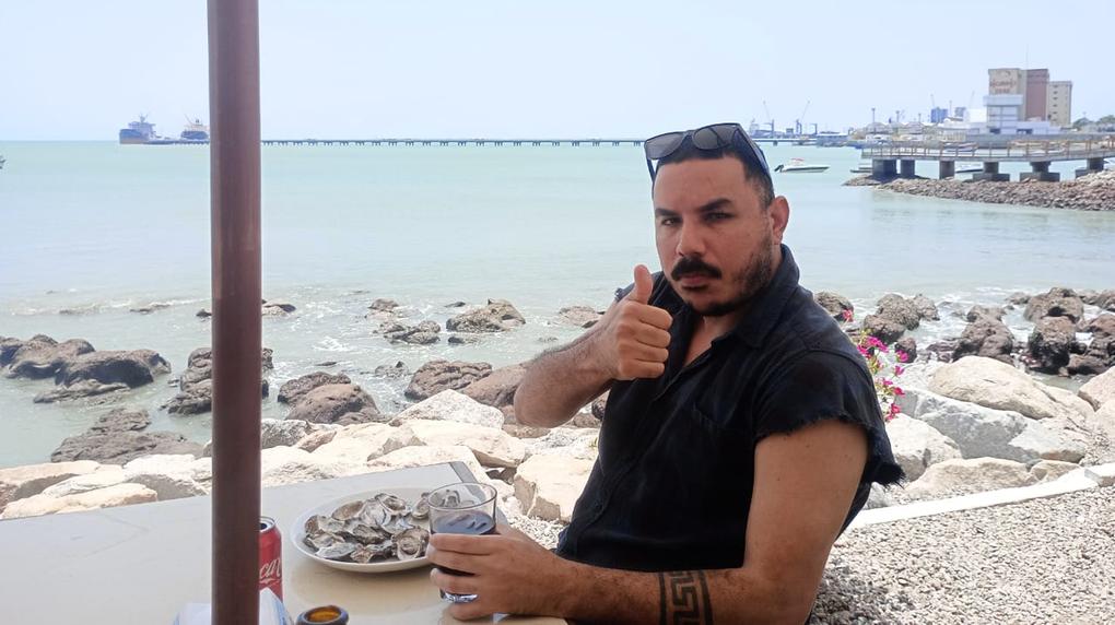 foto de rian laison, homem desaparecido em fortaleza, na beira da praia