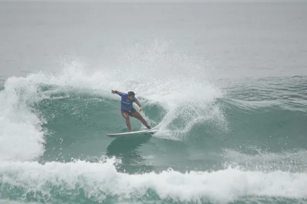 Juliana dos Santos em ação pela 6ª etapa do CBSurf