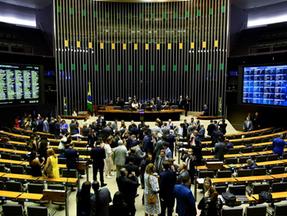 Deputados e senadores em sessão conjunta no Congresso Nacional