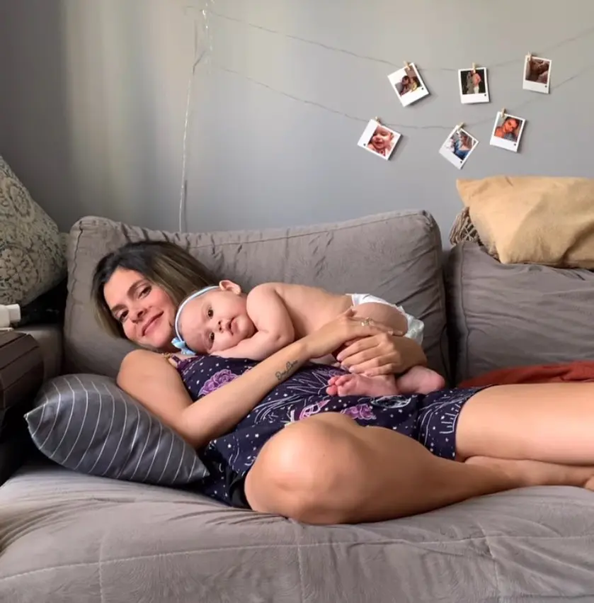 Mila Costa e a filha Manuela. A decoração da sala não tá nas galerias de revistas, mas conta a nossa história