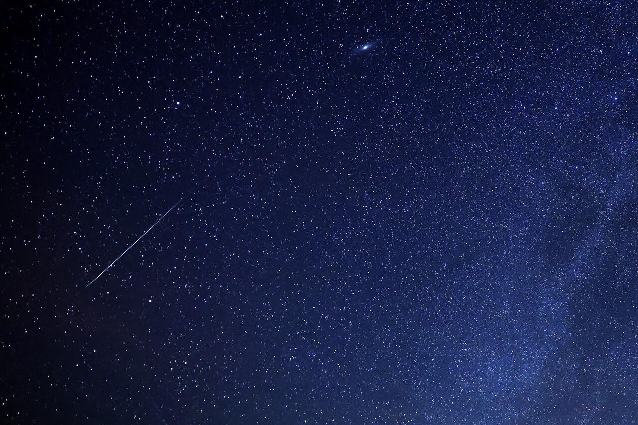 Um meteoro queima no céu sobre o deserto de al-Abrak, ao norte da cidade do Kuwait, durante a chuva anual de meteoros Geminidas, no início de 15 de dezembro de 2023.