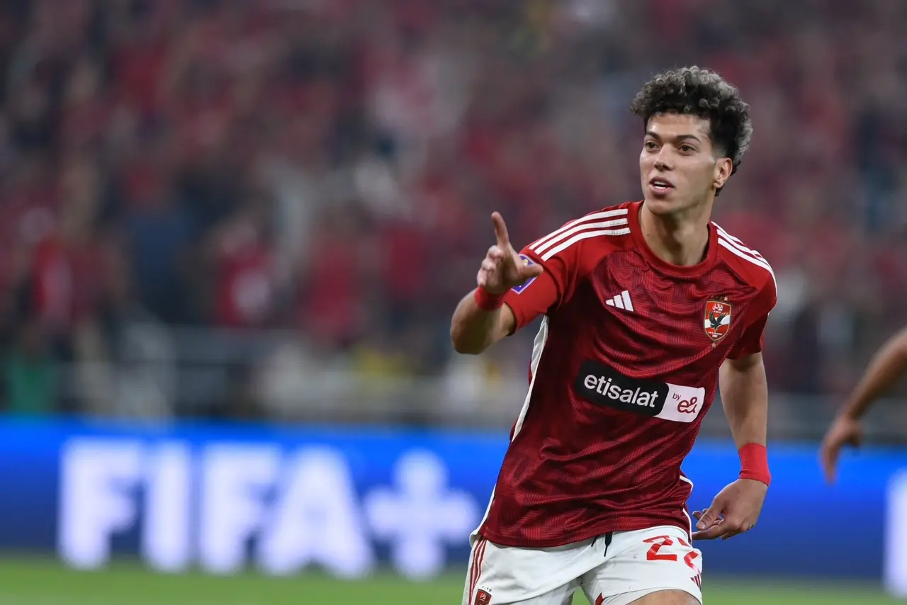Imagem da notícia: Benzema perde pênalti, Al Ahly bate Al-Ittihad e pega o Fluminense na semifinal do Mundial