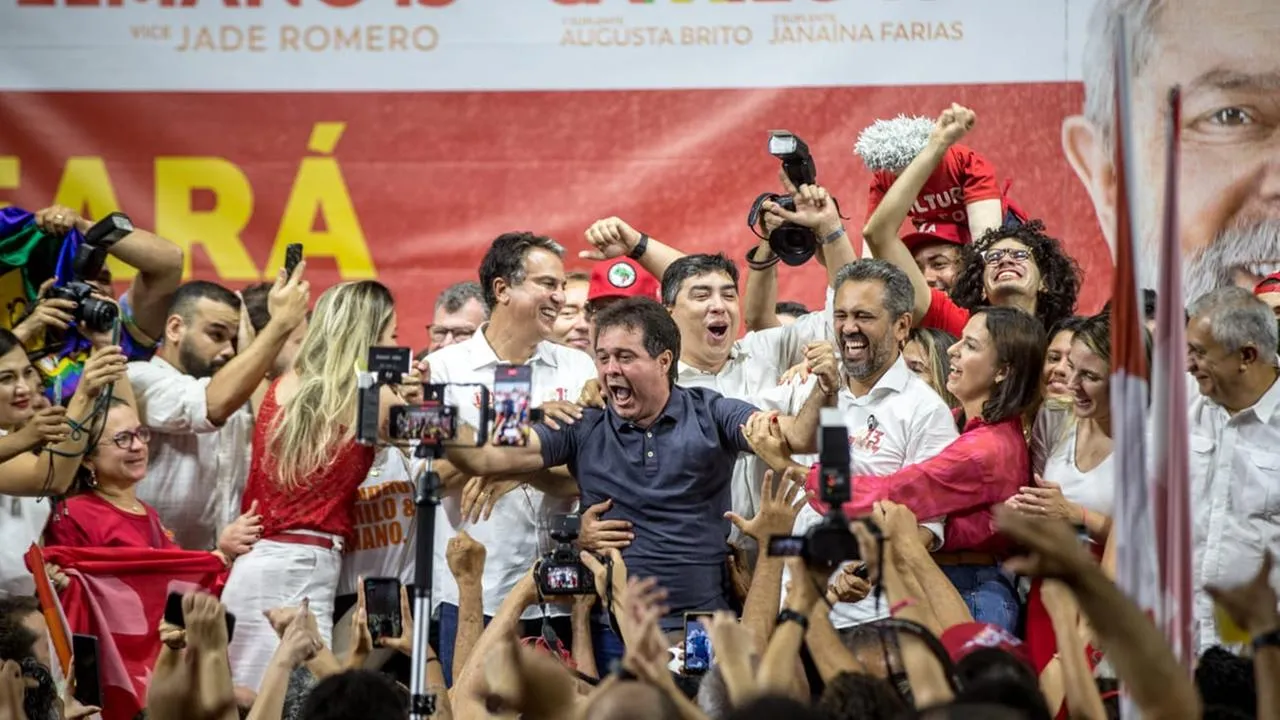 Evandro Leitão, ao centro, no palanque de comemoração pela vitória de Elmano de Freitas em primeiro turno, em 2022