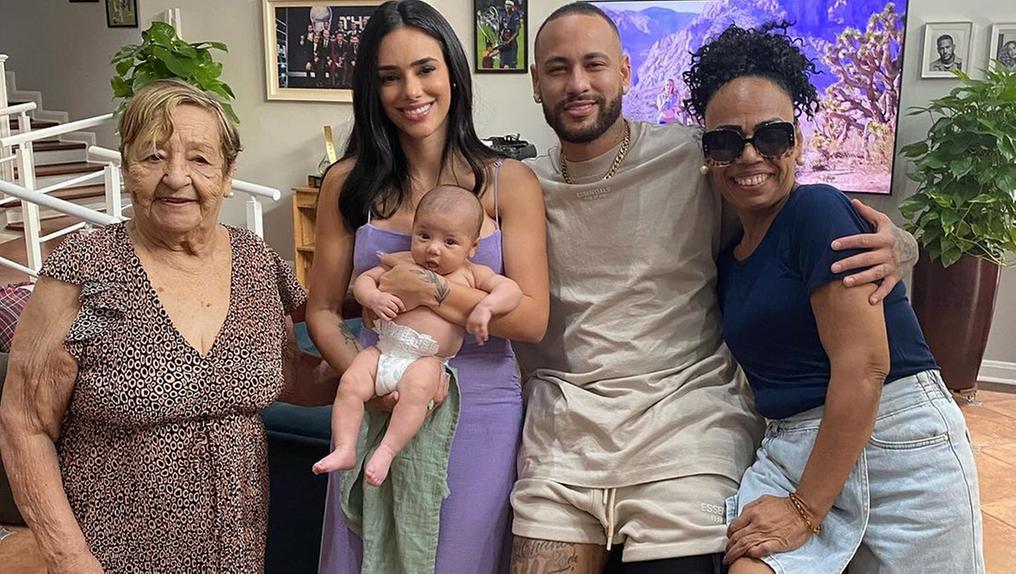 foto de Neymar e Bruna Biancardi com a filha do ex-casal e a família de Neymar