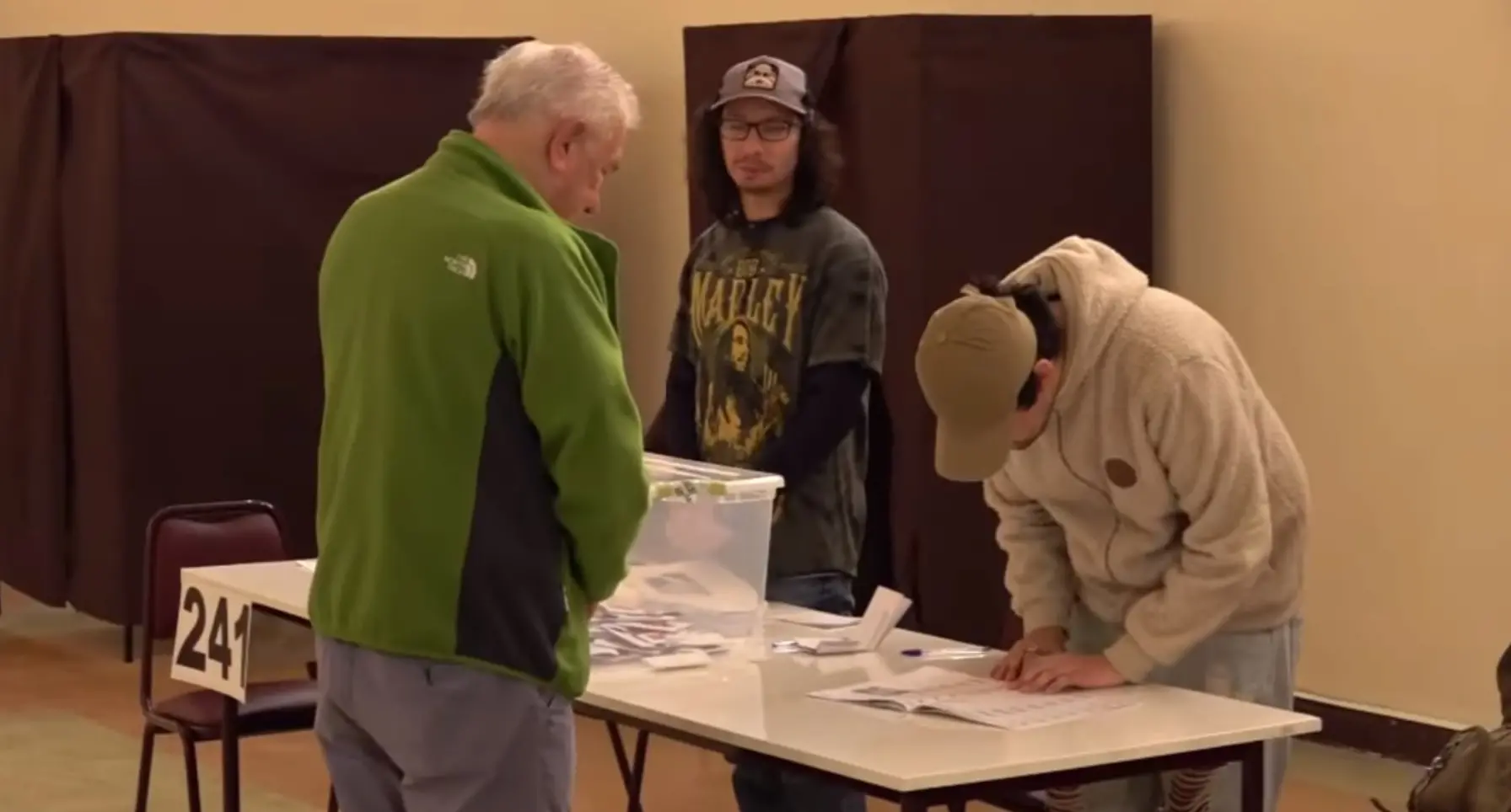 Conforme o serviço eleitoral do Chile, 83% da população participou da votação