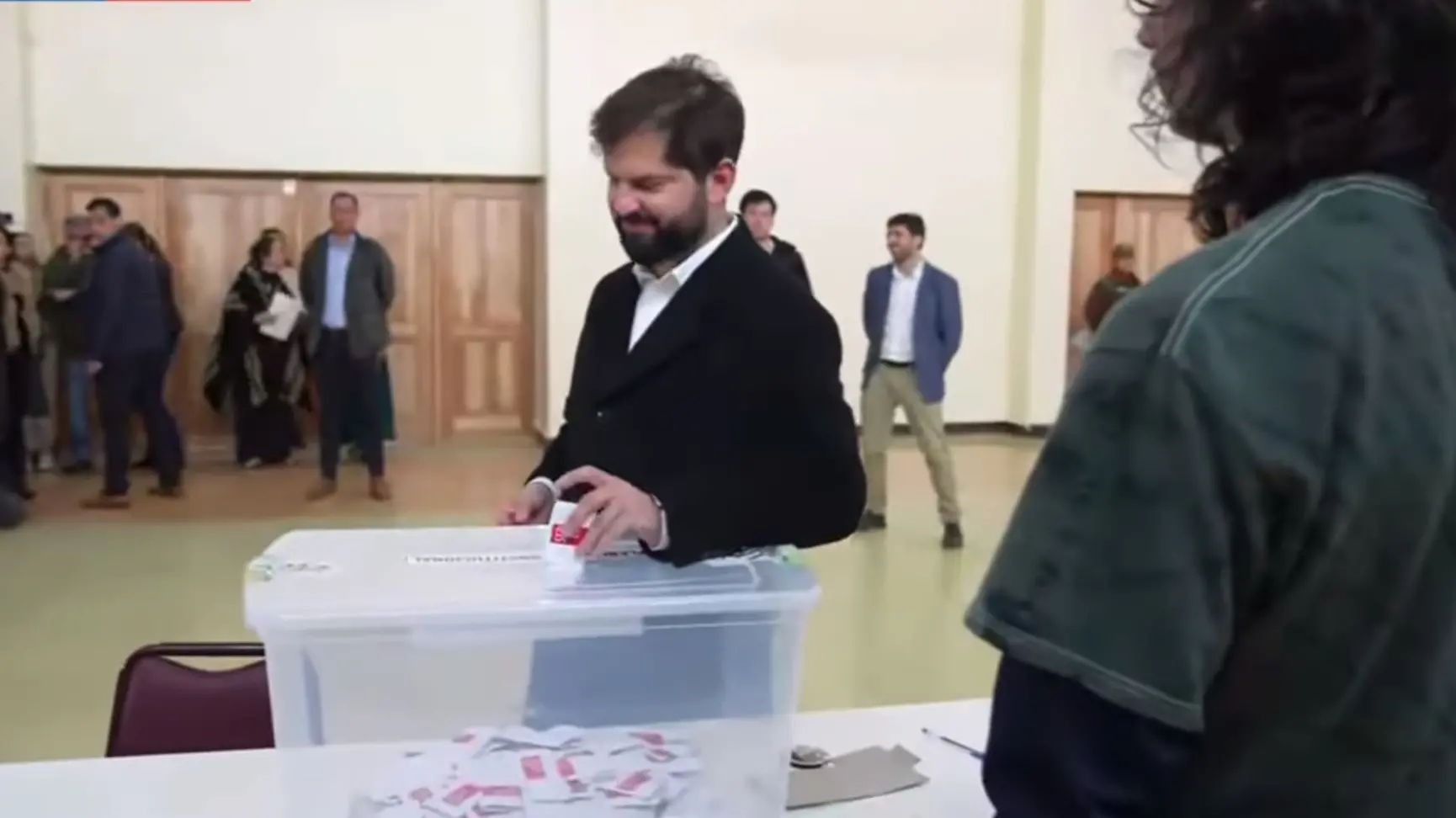 Presidente Gabriel Boric durante votação do plebiscitodurante votação do plebiscito