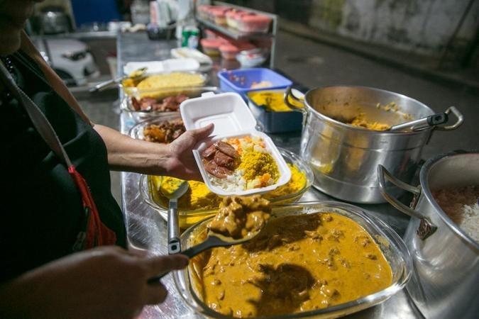 Ambulante credenciada, Juliana Sousa vende cerca de 200 quilos de comida por dia em evento na Praia de Iracema