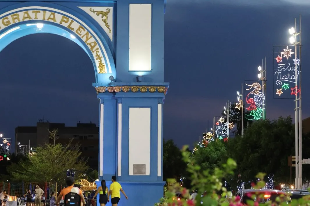 Sobral, que aparece na imagem, é uma das cidades que montaram decoração de Natal.