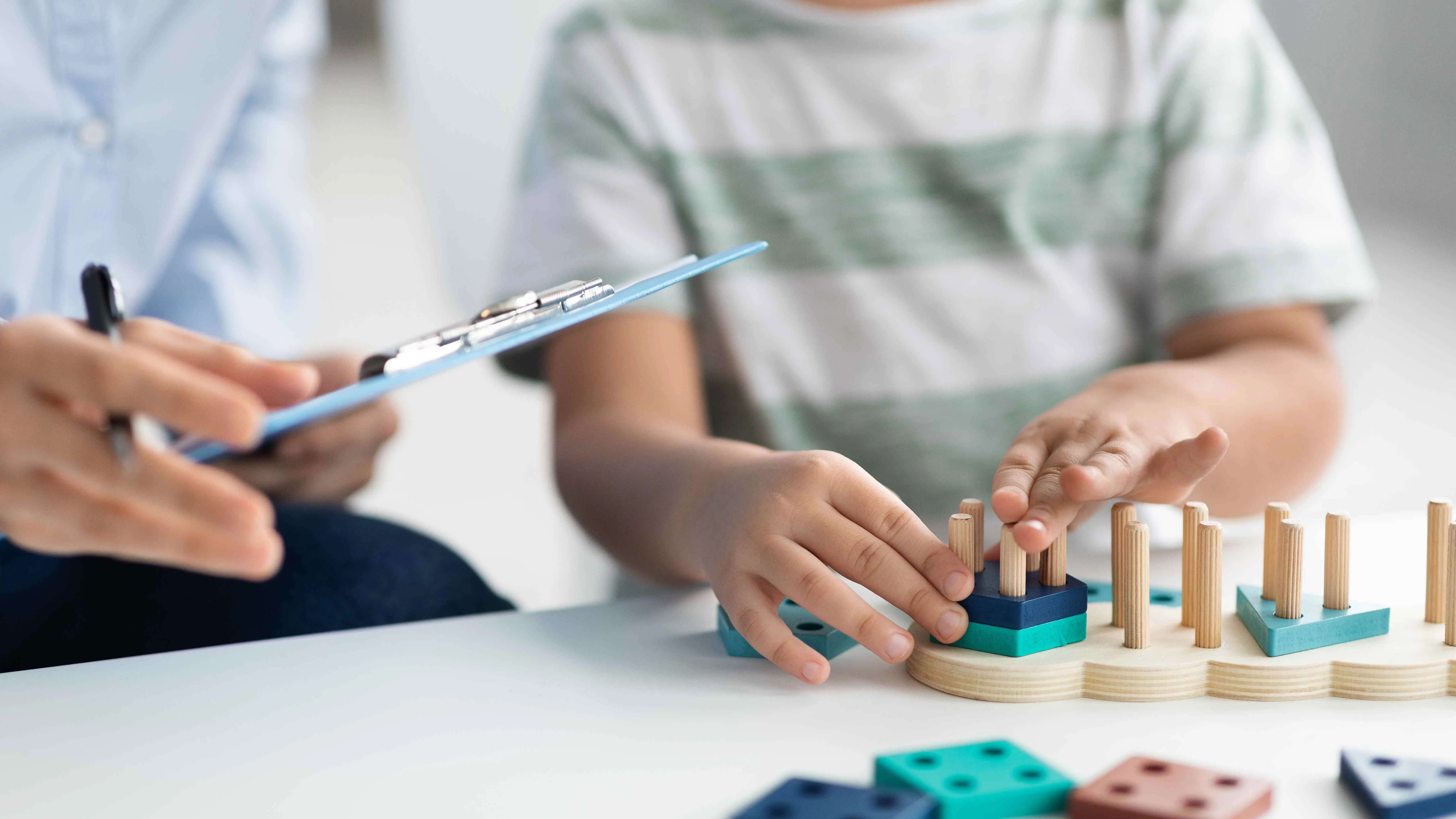 Pessoas com autismo precisam de profissionais como terapeuta ocupacional, psicólogo, nutricionista, entre outros