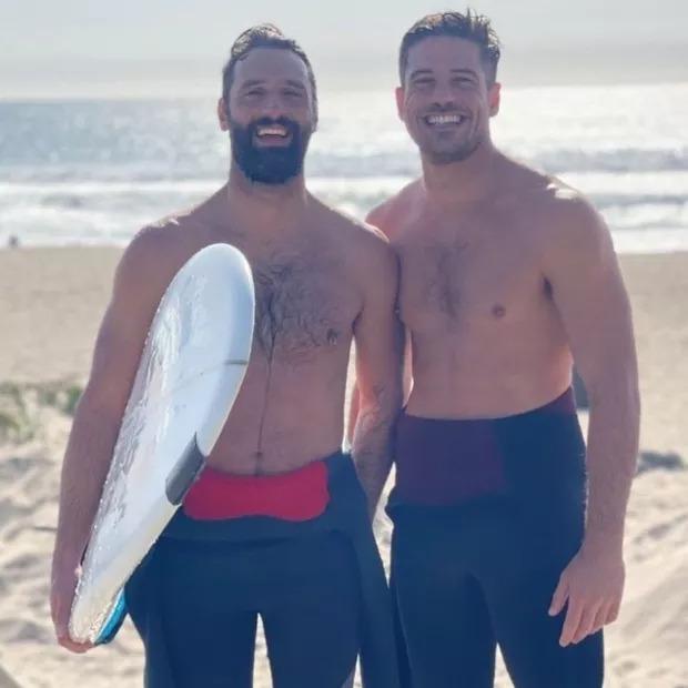 Ator Marco Pigossi com o namorado Marco Calvani na praia