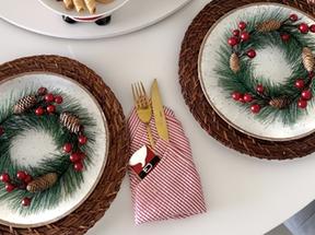 Guirlanada montada no prato. Com criatividade, traga os adornos natalinos da árvore para a mesa