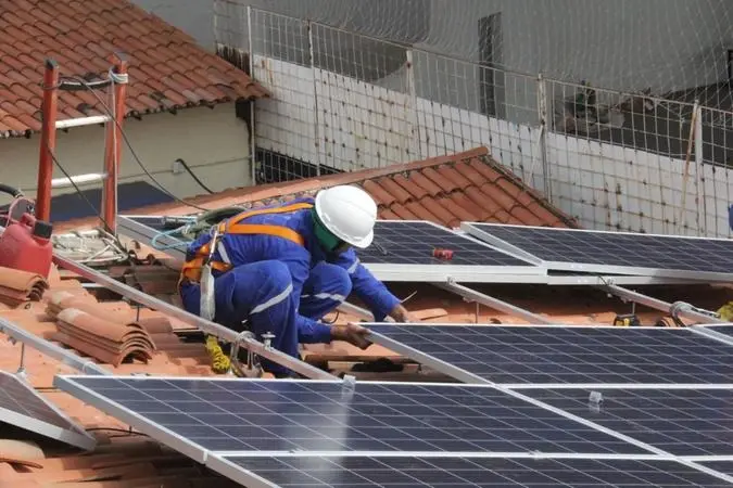 Foto que contém painéis solares
