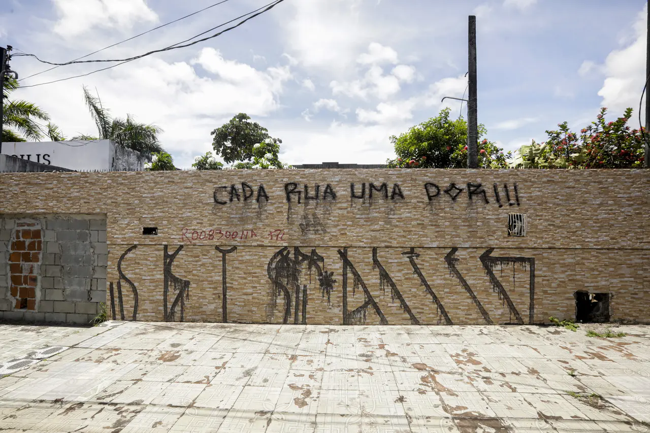 Moradores deixam frases em suas casas após serem desalojados, nas proximidades da mina n°18 da mineradora Braskem na lagoa de Mundaú