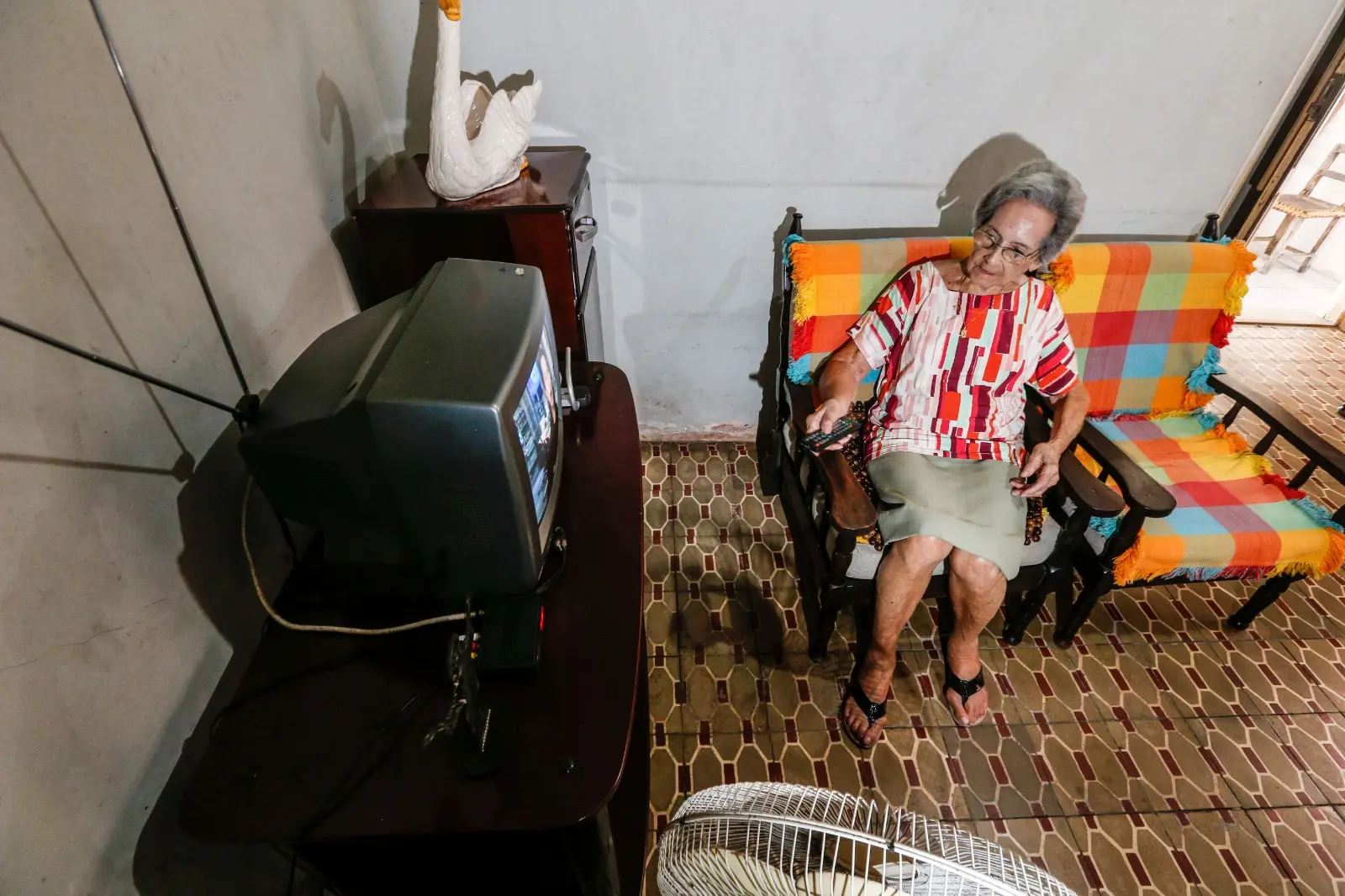 Idosa sentada na frente da TV