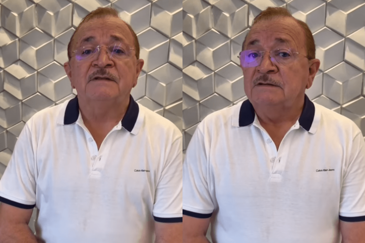 Imagem mostra dois frames do prefeito Antônio Almeida, de Acopiara, dispostos lado a lado. As fotos são prints tirados de um vídeo publicado pelo gestor nas redes sociais. Ele é um homem idoso, vestido com uma camisa branca e que usa óculos e relógio de pulso como acessórios.