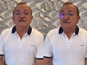 Imagem mostra dois frames do prefeito Antônio Almeida, de Acopiara, dispostos lado a lado. As fotos são prints tirados de um vídeo publicado pelo gestor nas redes sociais. Ele é um homem idoso, vestido com uma camisa branca e que usa óculos e relógio de pulso como acessórios.