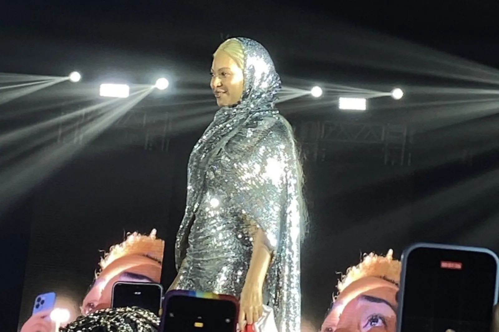 Beyoncé surpreendeu fãs nesta quinta (21) ao aparecer em festa 'Club Renaissance'