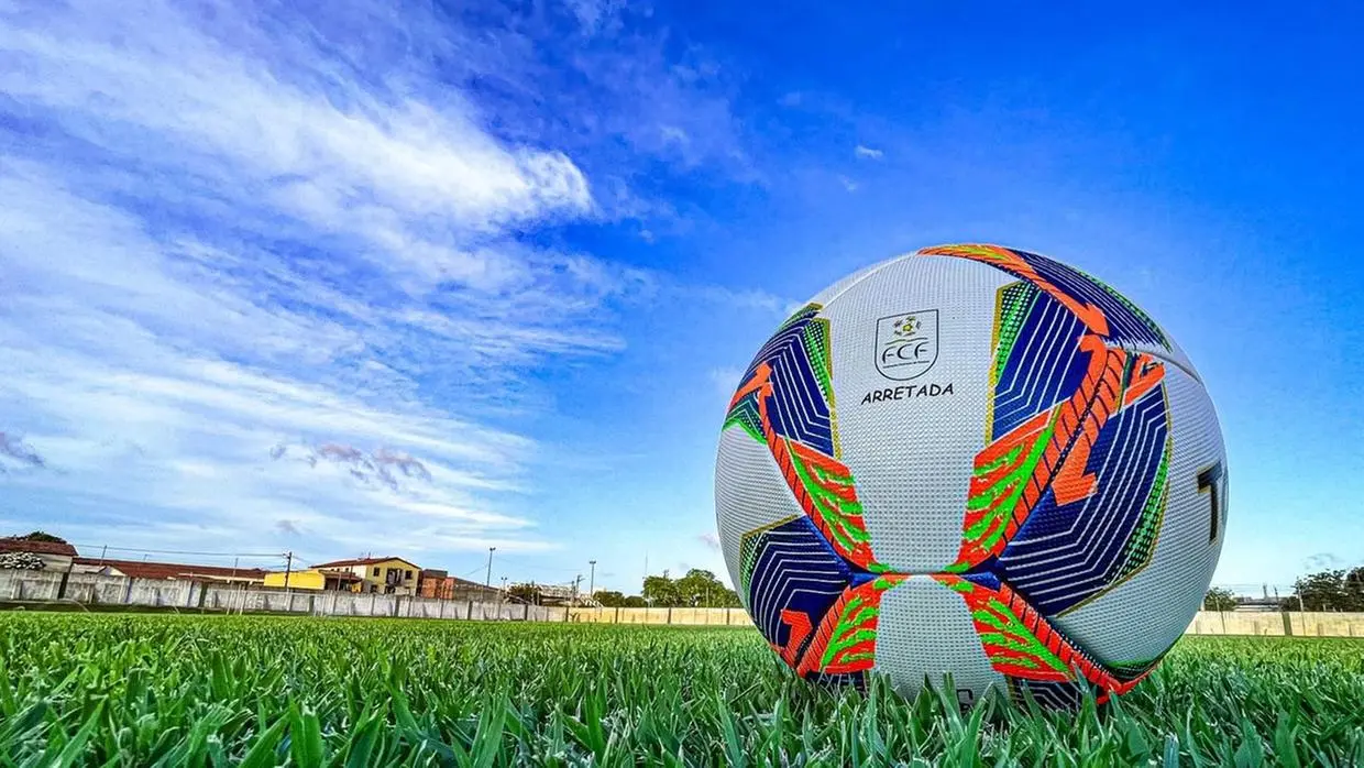 Imagem mostra bola de futebl