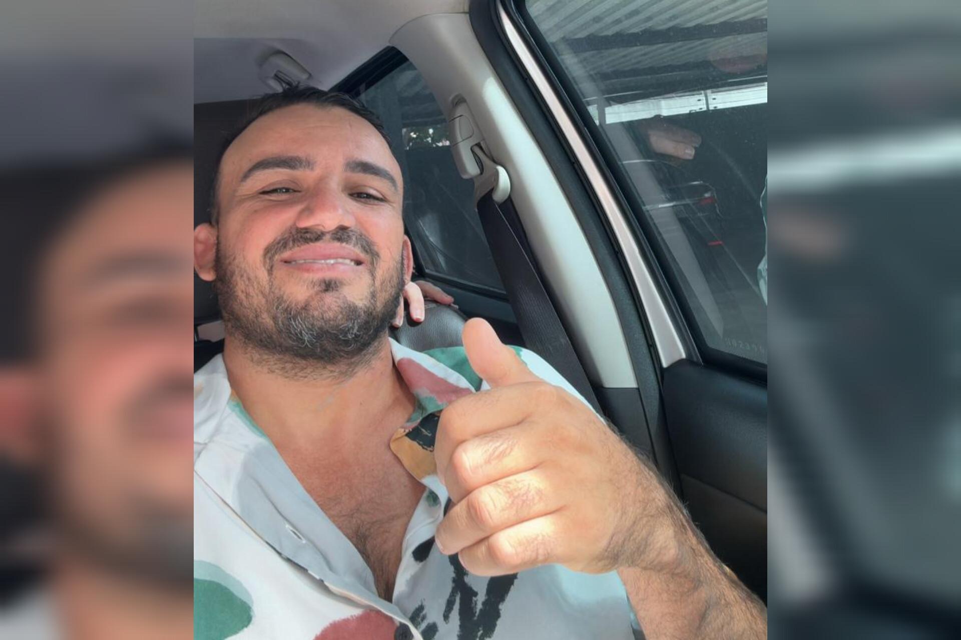 Cantor enviou foto ao Diário do Nordeste dando sinal de positivo após saída de hospital