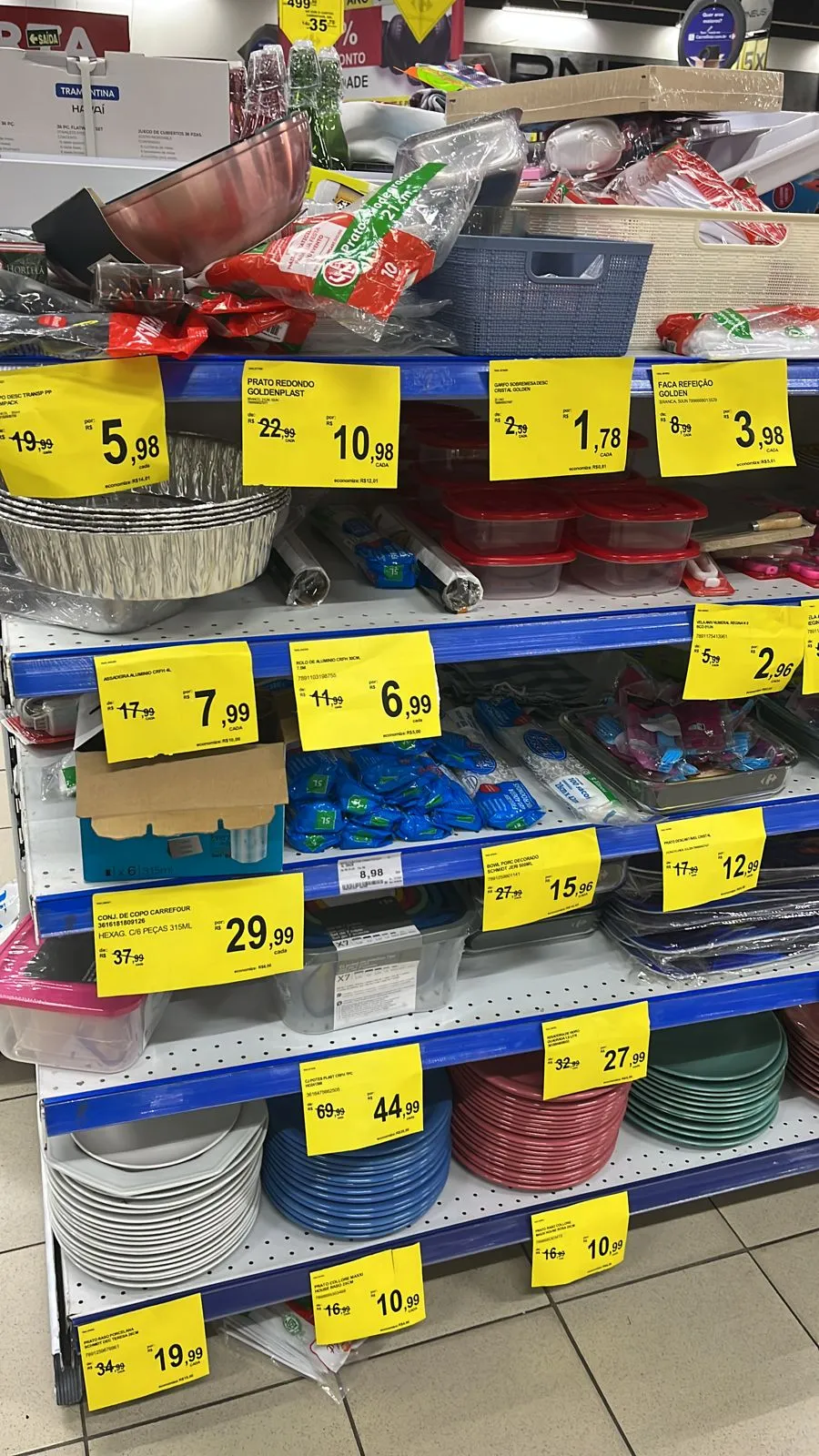 Produtos em promoção no Carrefour Bezerra de Menezes; loja fecha as portas em janeiro de 2024