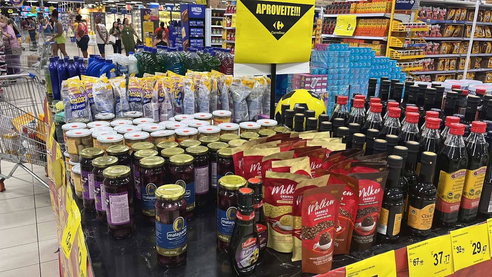 Produtos alimentícios e de limpeza de promoção na unidade da Bezerra de Menezes do Carrefour; loja fecha no mês que vem